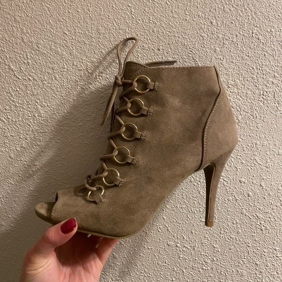 Gray Lace Up Heels - Size 7.5 - Picture 9 of 9